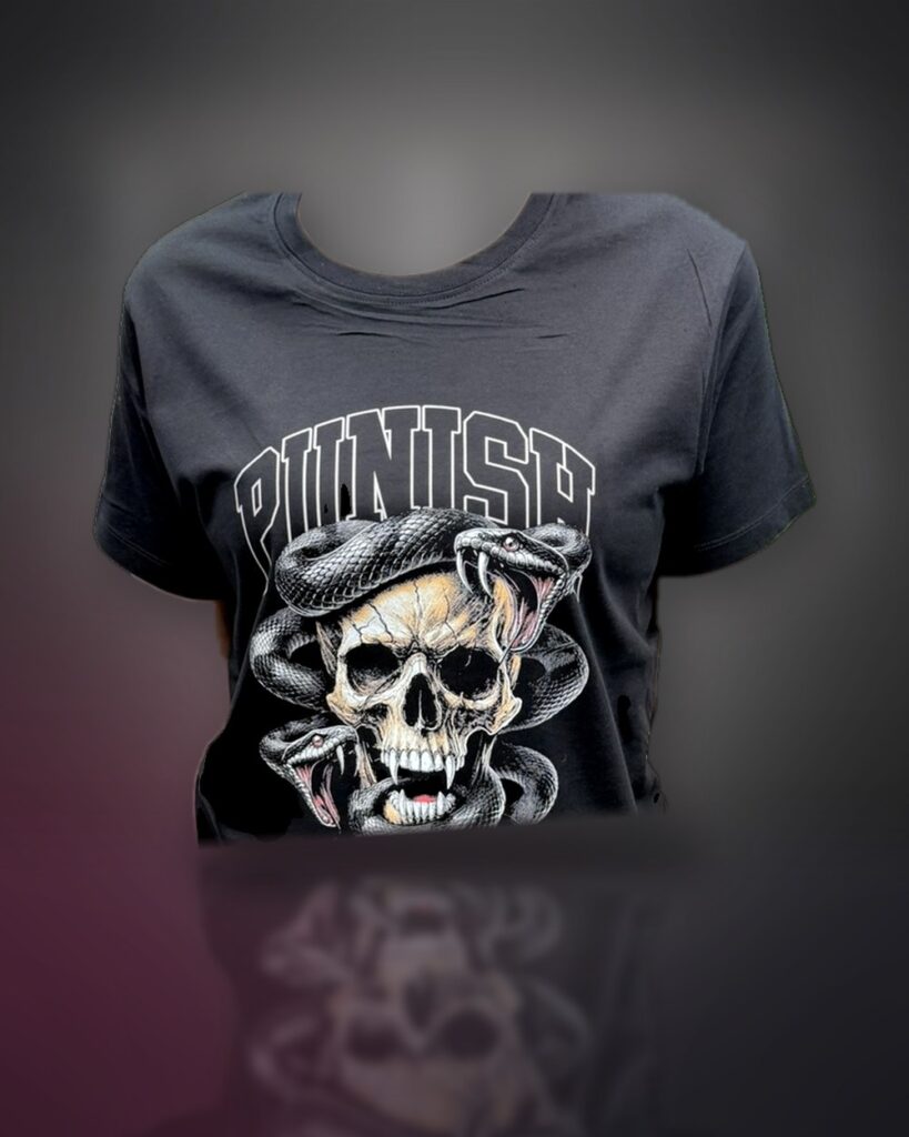 Camiseta negra con diseño impreso en DTF
