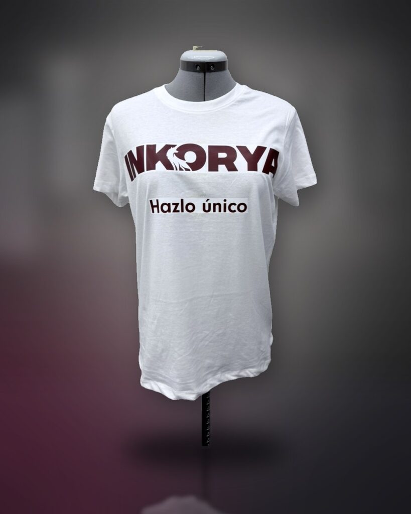 Camiseta blanca personalizada con logo impreso en DTF